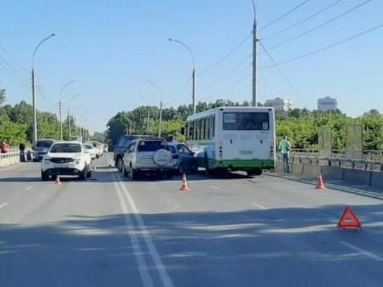 В ДТП с автобусом в Новосибирске пострадала девушка-водитель