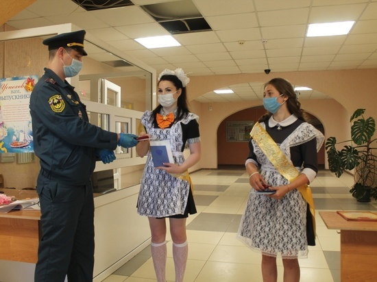 В Ивановской области две выпускницы вместе с аттестатами получили медали МЧС России за спасение ребенка