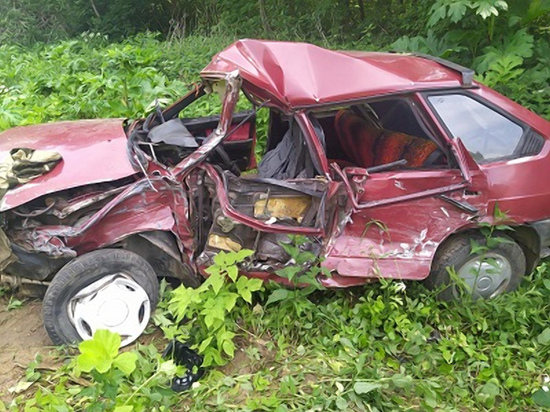 В Сафоновском районе лоб в лоб столкнулись две легковушки
