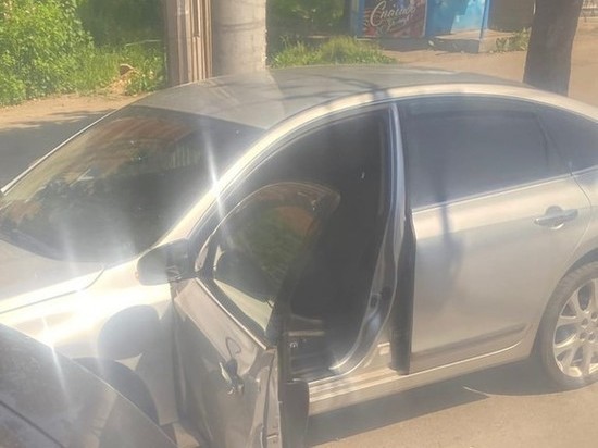 В Смоленске иномарка на ходу снесла открытую дверь в другом авто