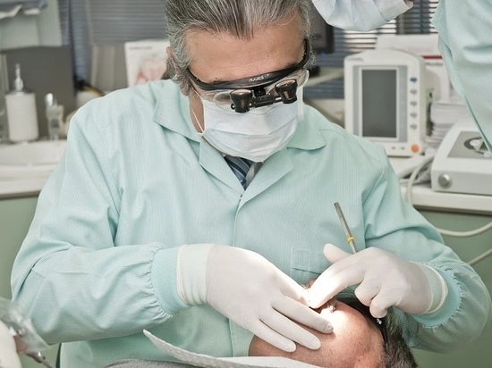 Пародонтолог из псковской стоматологии «маскируется» под стоматолога