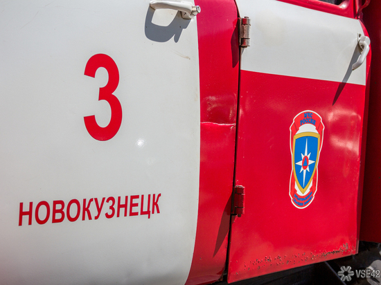 Троих детей эвакуировали из горящего дома в Новокузнецке