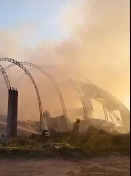 В Рыбинске потушили крупный пожар в промзоне