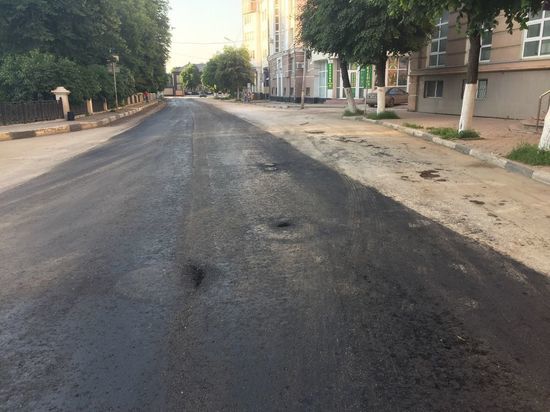 В центре Рязани развалился недавно уложенный асфальт