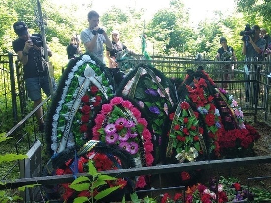 На могиле рязанца Захарова появился венок от Михаила Ефремова