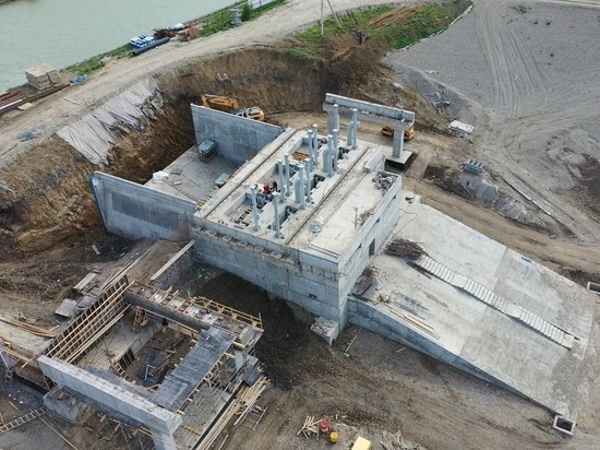 На строящейся малой ГЭС на Ставрополье монтируют оборудование