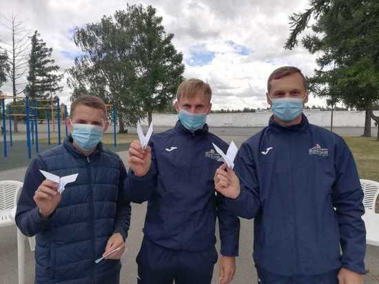 Футболисты омского «Иртыша» приняли участие во флешмобе «Голубь мира»
