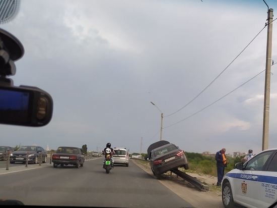В Рязани на Северной окружной «Лада Веста» повисла на отбойник