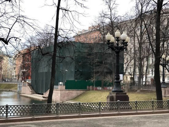 что такое патрик в москве. 1c1691f5aa95902315a3b5f87c54e1ff. что такое патрик в москве фото. что такое патрик в москве-1c1691f5aa95902315a3b5f87c54e1ff. картинка что такое патрик в москве. картинка 1c1691f5aa95902315a3b5f87c54e1ff. «Готовься, сейчас нажремся сильно», — решительно заявляет нарядная блондинка своему спутнику, обгоняя корреспондента Forbes на Малой Бронной. Спутник понимающе кивает, и пара растворяется в толпе таких же жаждущих почувствовать «настоящую жизнь» после почти трех месяцев заточения.