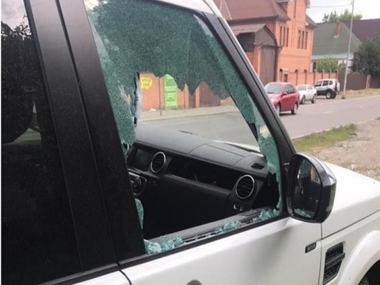 Неизвестные разбили окно во внедорожнике в Ростове ради скидочных карт и духов