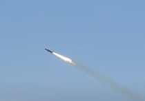 Портал Defense Express обнародовал видео, на котором запечатлены первые летные испытания украинской крылатой противокорабельной ракеты Р-360 комплекса ЖК-360МЦ "Нептун" со штатной боевой частью