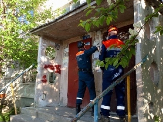 Жильцы дома в Магадане не смогли выйти из подъезда