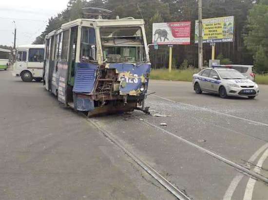 В Ангарске столкнулись трамвай и фура