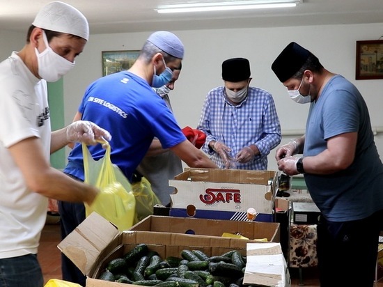 Саратовские мусульмане накормили саратовских врачей пловом и финиками