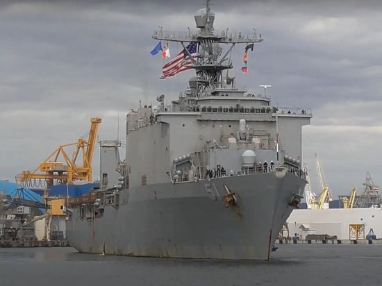Десантный корабль ВМС США вошел в Черное море