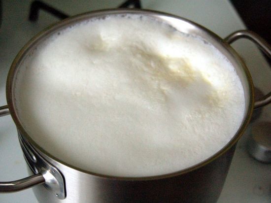 Жителям Хакасии посоветовали кипятить домашнее молоко
