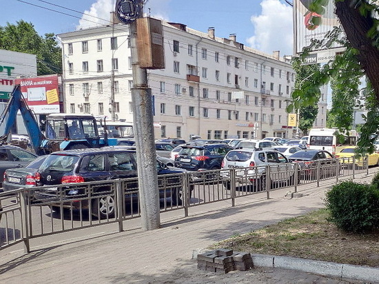 Центр Воронежа 19 июня встал в массивной пробке