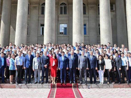 Премьер-министр Кубатбек Боронов извинился за фотографию без масок