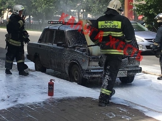 В центре Калуги сгорел автомобиль