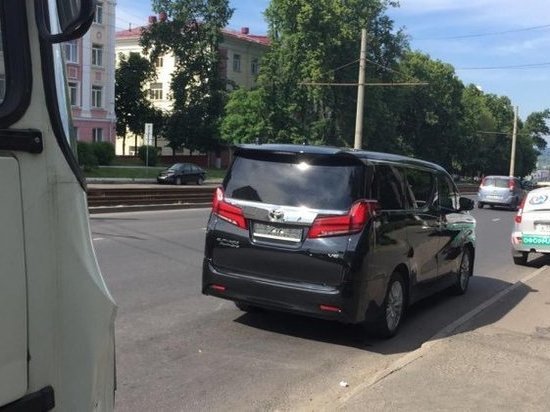 В центре Курска маршрутка врезалась в кортеж губернатора В центре Курска маршрутка врезалась в кортеж губернатора
