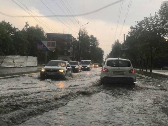 В Брянске на Володарке затопило дорогу после ливня