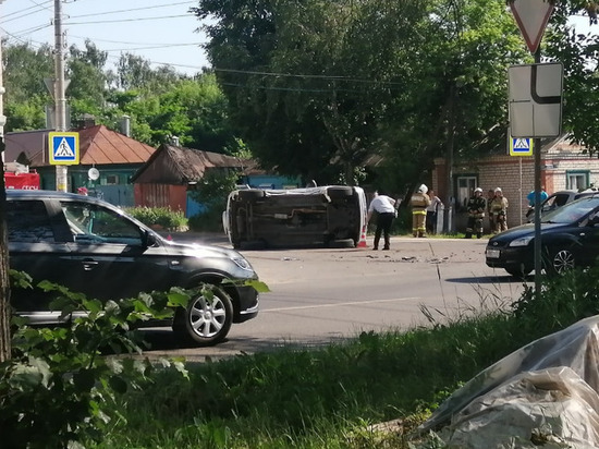 В Орле произошло ДТП с опрокидыванием В Орле произошло ДТП с опрокидыванием