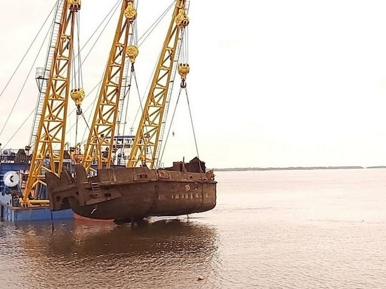 Напротив Саратова из Волги подняли затопленное судно
