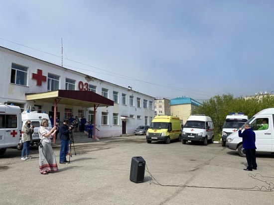 Медиков Колымы с праздником поздравила выездная концертная бригада