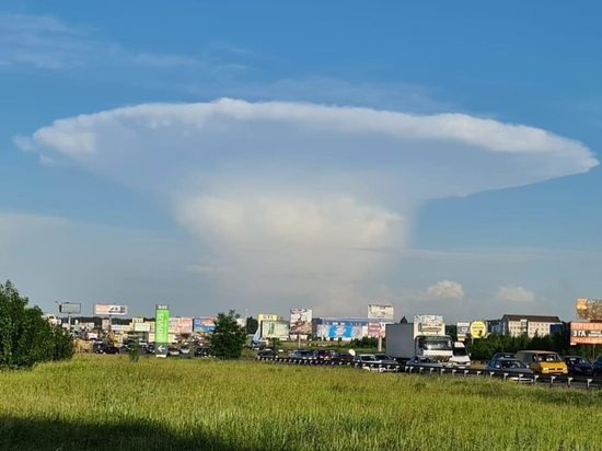 Жителей Киева напугал появившийся над городом гигантский «гриб»