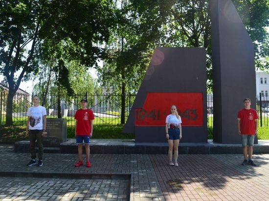 Смоленские волонтеры приводят в порядок Братские захоронения Смоленские волонтеры приводят в порядок Братские захоронения