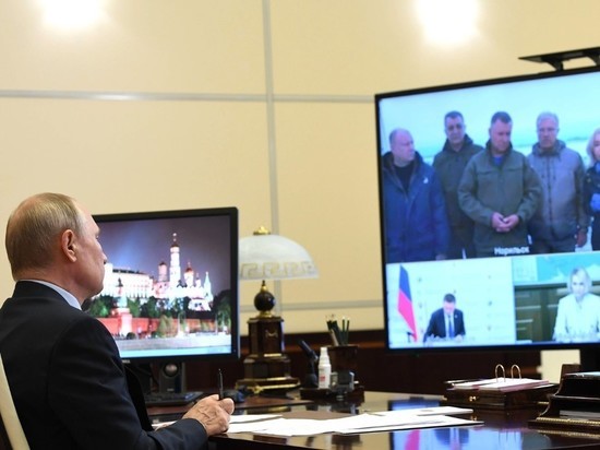 Путин: жизнь чиновников проходит в "стеклянной комнате" Путин: жизнь чиновников проходит в "стеклянной комнате"