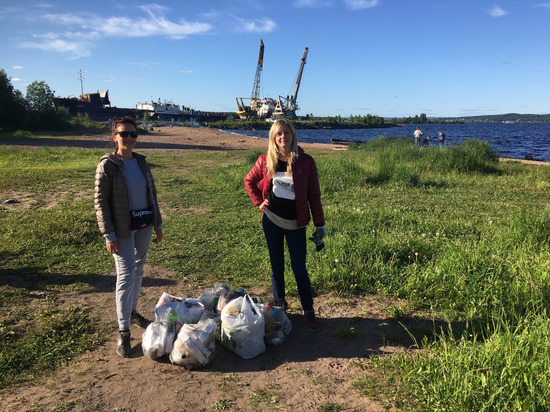 Петрозаводские активисты очистили набережную Варкауса от мусора