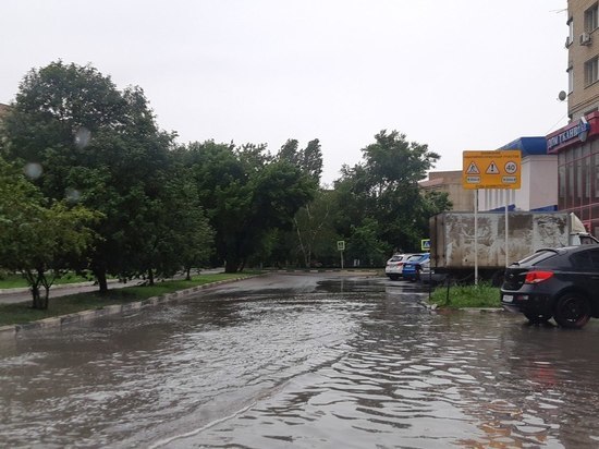 Улицы Саратова и Энгельса затопило после ливня