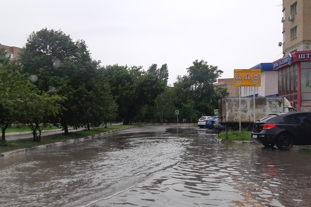 Улицы Саратова и Энгельса затопило после ливня - МК Саратов