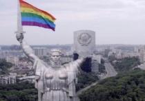 Украинские представители ЛГБТ-сообщества KyivPride накануне Дня памяти и скорби провели в Киеве акцию в рамках месяца ЛГБТ в мире