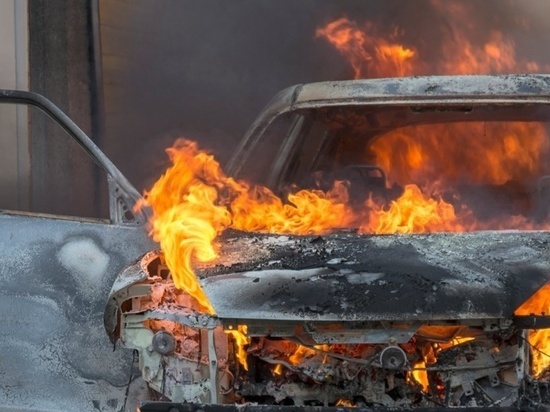 В Иванове в ночном пожаре сгорел автомобиль