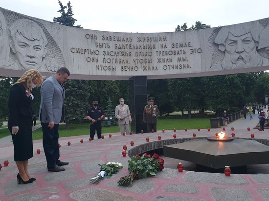 Александр Никитин зажег свечу памяти у мемориала «Вечный огонь»