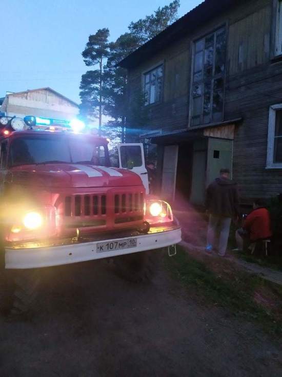 Петрозаводские пожарные вынесли женщину-инвалида из дома, где началось возгорание