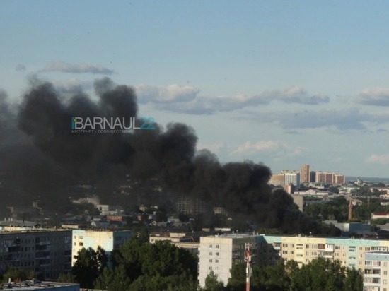 Пожарные потушили возгорание возле кондитерской фабрики в Барнауле