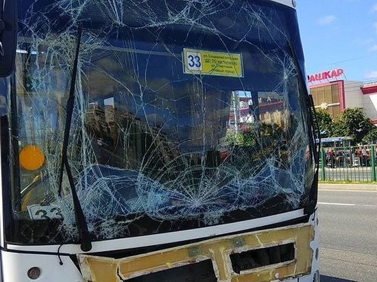 В Чебоксарах два человека пострадали при столкновении автобуса и маршрутки