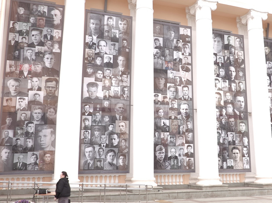 Портреты ветеранов ВОВ появились на фасаде железнодорожного вокзала Екатеринбурга