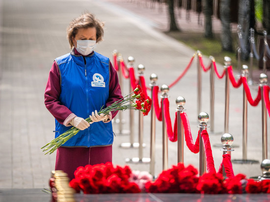 Губернатор Югры возложила цветы к мемориалу Славы в Ханты-Мансийске