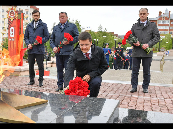 Глава Ямала возложил цветы у Вечного огня в память о погибших в ВОВ