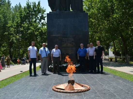 Коммунисты Дагестана  возложили цветы к Вечному Огню