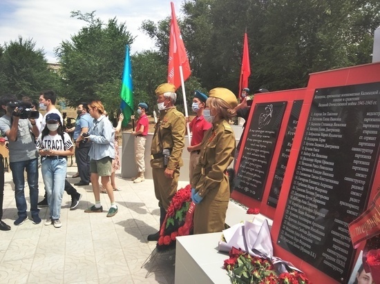 Калмыцкие студенты воздвигли мемориал погибшим на войне девушкам