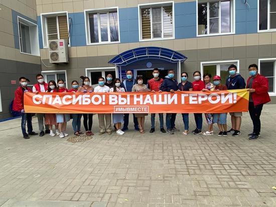 Волонтеры Калмыцкого ОНФ показали концерт медработникам