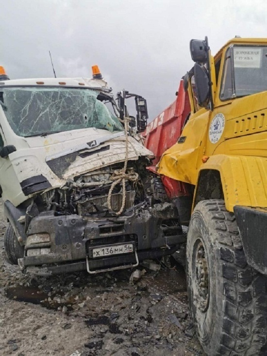 В ЯНАО автоинспекторы достали попавшего в ДТП водителя из-под груды металла