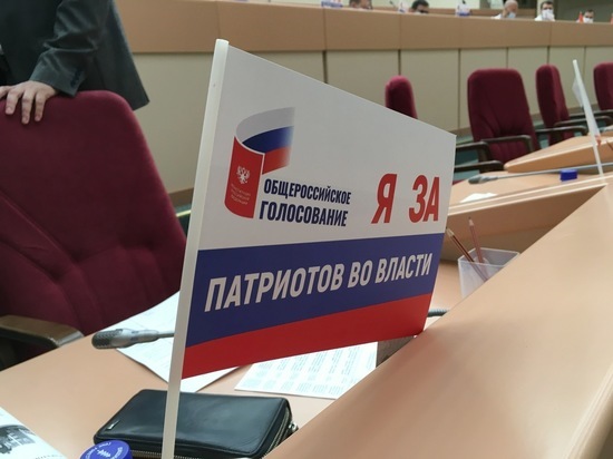 После скандала из саратовской областной думы убрали флажки-триколоры