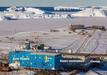 В штормовой антарктической ловушке оказались 23 сотрудника старейшей научной станции "Мирный", где воскресным вечером произошел сильный пожар, уничтоживший полностью одно из зданий - Дом радио