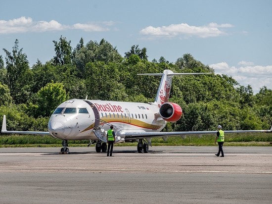 Первый самолет из Калининграда встретили в Пскове